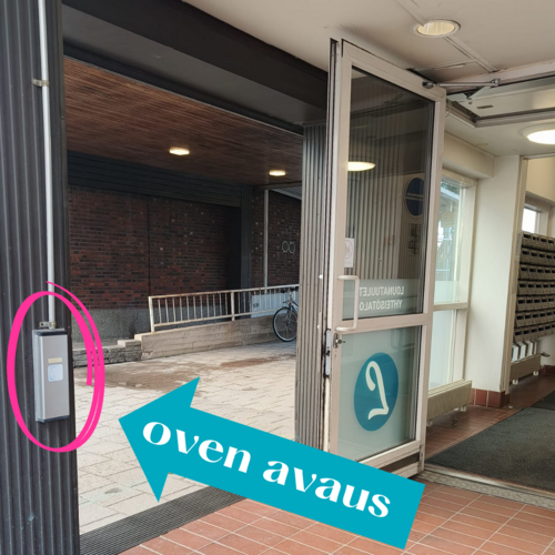 Kuva Lounatuulet Yhteisötalon pääovesta ja sähköisestä ovenavauspainikkeesta.