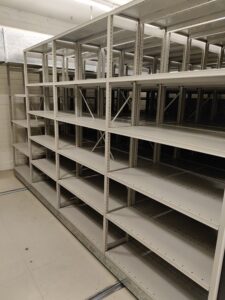 Kuva Lounatuulten arkistotilan hyllyistä