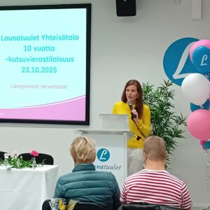 Varhan aluevaltuuston puheenjohtaja Katriina Hiippavuori avasi iltapäivän tilaisuuden.
