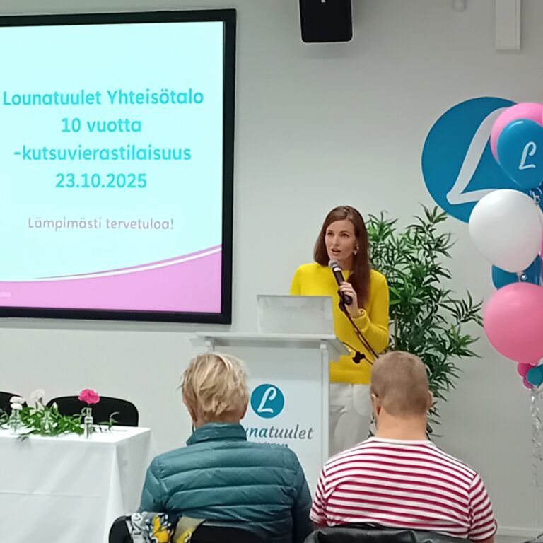 Varhan aluevaltuuston puheenjohtaja Katriina Hiippavuori avasi iltapäivän tilaisuuden.