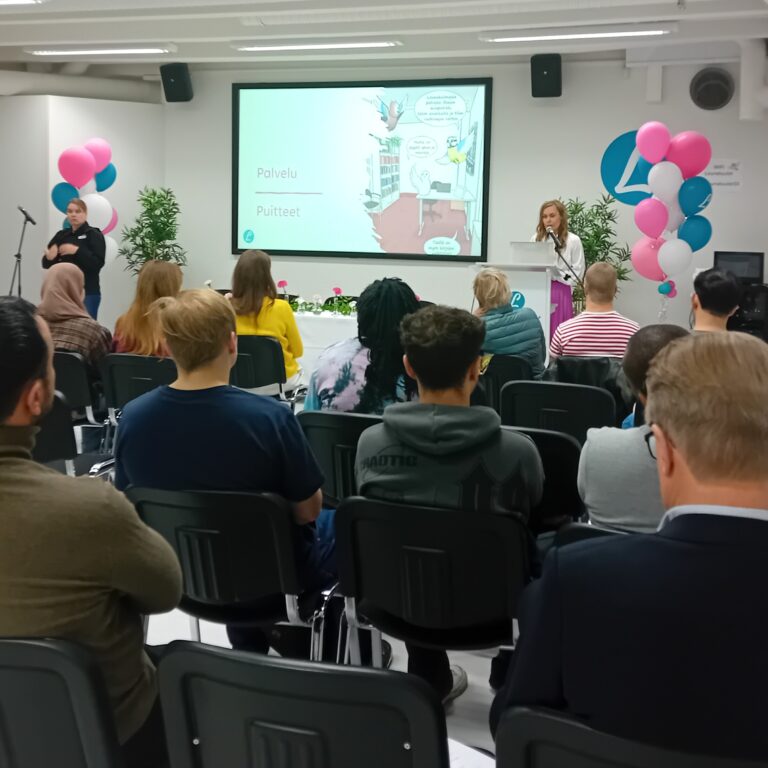 Yhteisötalon toiminnanjohtaja Marjo Eriksson kertoi Lounatuulten 10-vuotisesta historiasta.