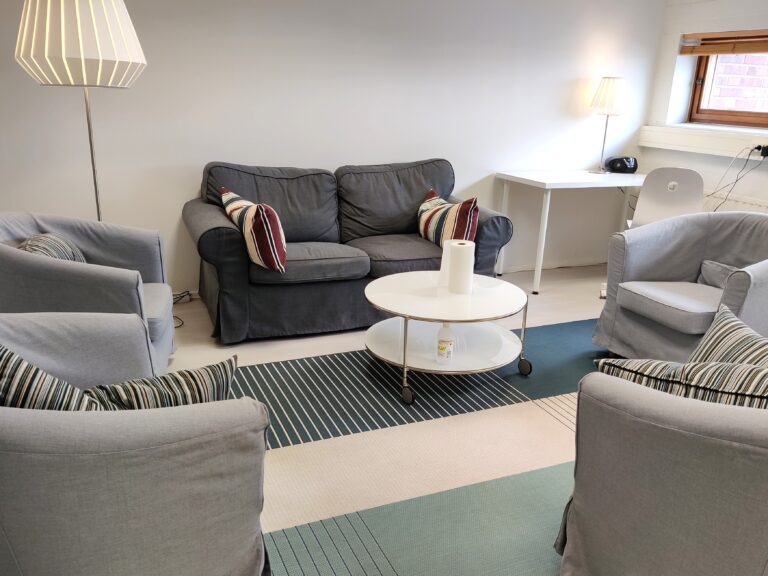 Tuntivuokrattava vastaanottohuone kuudelle henkilölle.