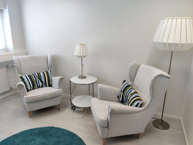 Tuntivuokrattava vastaanottohuone kahdelle henkilölle.